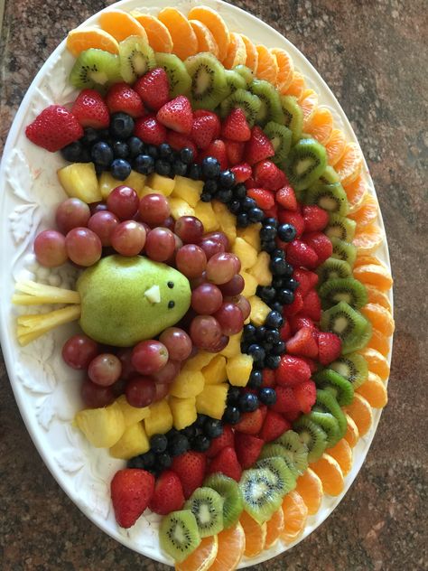 Turkey Fruit Platter, Thanksgiving Food Crafts, Fruit Turkey, Turkey Appetizers, Thanksgiving Platter, Thanksgiving Fruit, Thanksgiving Appetizers Easy, Thanksgiving Snacks, Fruit Platter Designs