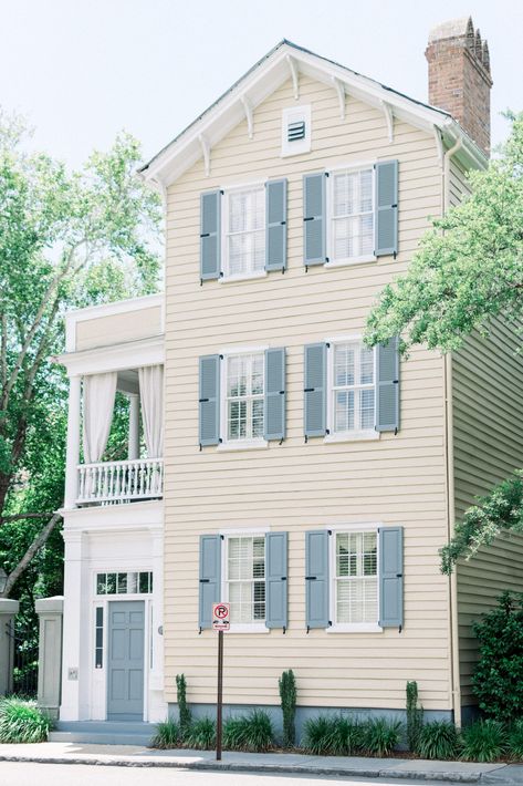 Charleston Single House Plans, Post House Inn Charleston, Charleston Home Exterior, Charleston Homes Exterior, Charleston Single House, Charleston Houses, Charleston Aesthetic, Charleston Architecture, Charleston House