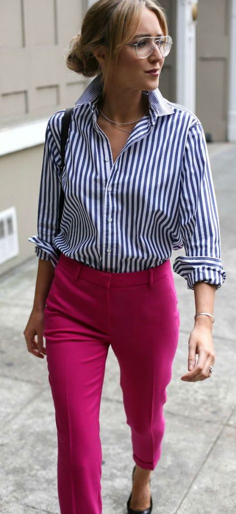 Silhouette qui associe une classique chemise rayée Oxford avec un pantalon rose pétard, J. Crew. Pink Pants Outfit Work, Boyfriend Shirt Outfits, Pantalon Orange, Pink Pants Outfit, Striped Boyfriend Shirt, Pants Outfit Work, Stylish Spring Outfit, Pink Trousers, Street Style Trends