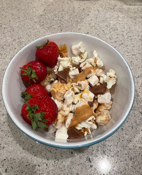 Popcorn Dessert, Low Cal Snacks, Healthy Popcorn, Popcorn Snacks, Popcorn Bowl, Snack Bowl, Dessert Bowl, Girl Dinner, Snack Attack