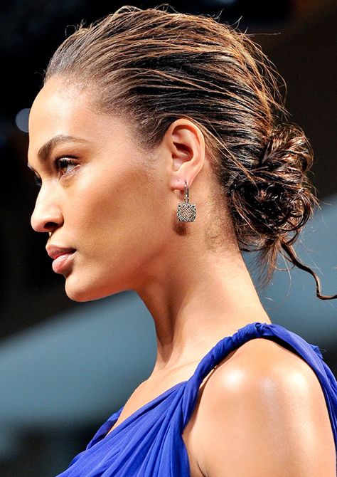 Model spotted with the wet look and a low messy bun. This hair trend can really suit anything ! Five Minute Hairstyles, Winter Hair Trends, Wet Look Hair, Chignon Hair, Popular Hairstyles, Wet Look, Winter Hairstyles, Wet Hair, Bun Hairstyles