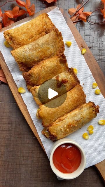 Shivani Sharma 🧿 on Instagram: "Some crispy pizza pockets for rainy day😍😍   #hunger_effect #hunger_effectrecipe #pizzalover #pizzaroll #breadroll #breadrolls #quickrecipe #airfry #airfryerrecipes #crispybread #crispybreadrolls #aalooroll #nonfried #nooilcooking #reels #reelsinstagram #reelitfeelit #explorepage #cheeseroll #cheesepizza #pizzarecipes #foodgrams #quickpizza #easyrecipesathome" Rainy Day Food, Rainy Day Recipes, Quick Pizza, Crispy Pizza, Pizza Pockets, Cheese Rolling, Bread Roll, Pizza Rolls, Pizza Lovers