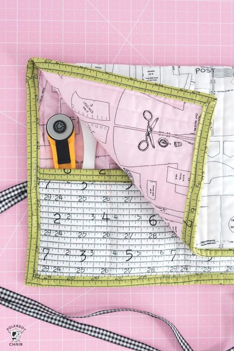 A free sewing tutorial for a fold up travel sewing machine mat and organizer. #sewingpattern #sewing #freepatterns #organization Sewing Machine Organizer, Sewing Tools Organizer, Sewing Machine Mat, Sewing Machines Best, Quilt Room, Sewing Patterns Free Women, Sewing Spaces, Trendy Sewing Patterns, Organizer Diy