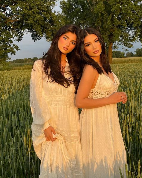 Pretty Twins, Khelan Mh, Sisters Pics, Rashan Mh, Sisters Aesthetic, Twins Fashion, Sisters Photoshoot Poses, Cold Fashion, Sisters Photoshoot