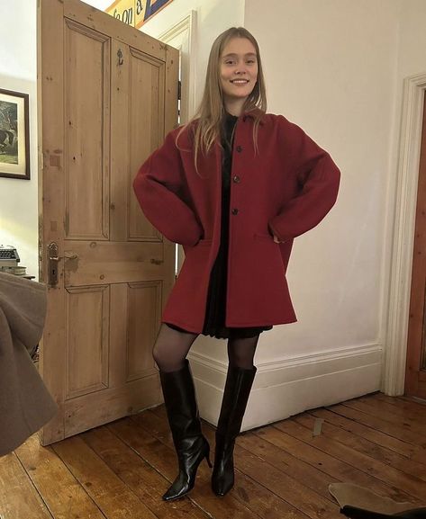 Long Red Coat Outfit, Red Coat Outfit, Coat Winter Outfit, Pattie Boyd, Red Wool Coat, Best Winter Outfits, Quoi Porter, Bridget Jones, Sharon Tate