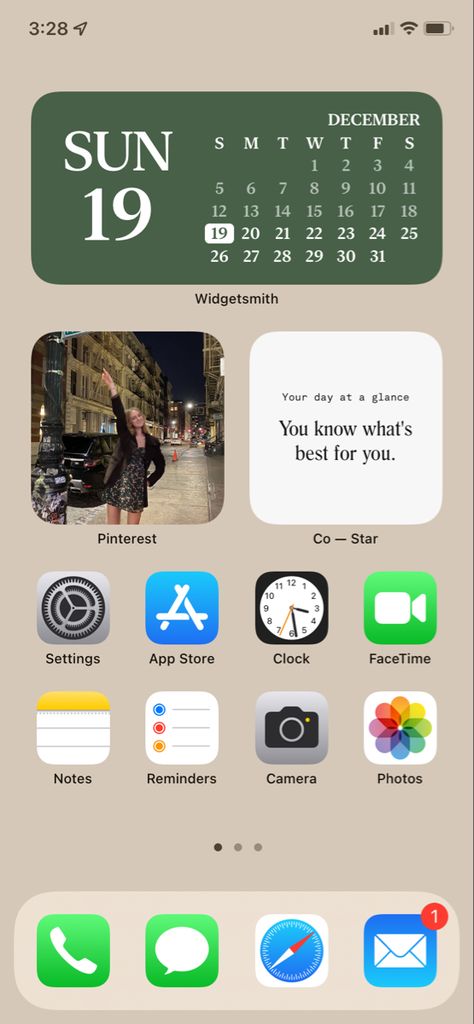 Simple Aesthetic Homescreen Layout, Simple Aesthetic Iphone Layout, Best Iphone Layout, Aesthetic Setup Iphone, Ios 16 Simple Home Screen Ideas, Aesthetic Home Page Iphone, Simple Phone Setup, Organization Iphone Screen, Simple Iphone Home Screen Layout