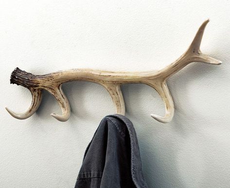 Cabin Entryway, Antler Coat Rack, Rustic Lodge Decor, Diy Hat Rack, Cabin Accessories, Antler Ideas, Deer Antler Decor, Coat And Hat Rack, Diy Coat Rack