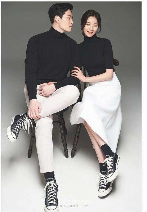 Pre Wedding Photoshoot Outfit For Men, Korean Prewedding Photography Studio, Black And White Couple Outfits, Prawedding Konsep Outdoor Casual, Prenup Photoshoot Ideas Casual, Pre Nup Shoot Ideas Casual, Korean Prewedding Photography Casual, Couple Outfit Ideas Casual, Casual Prenup Outfit