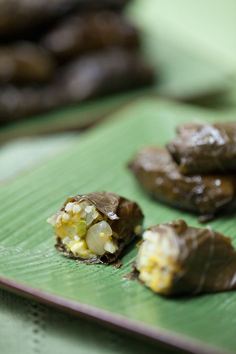 Greek Vegetarian: Dolmades (Stuffed Grape Vine Leaves) with Avocado,... Monkey Platter, Triscuit Recipes, Greek Vegetarian, Finger Desserts, Veggie Ideas, Gastro Pub, New Years Appetizers, Mediterranean Flavors, Healthy Entrees