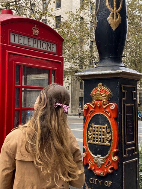 London red phone cabin, hair bow London Vibes Aesthetic, London Pictures Ideas, London Girl Aesthetic, London Life Aesthetic, England Pictures, Italy Pics, Summer In England, London Pics, Record Shopping