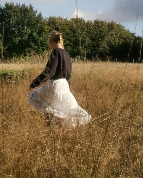 long white skirt and sweater grunge, cottagecore inspo White Cottagecore Skirt, Long White Skirt Aesthetic, Flowy Skirt Aesthetic, Softy Outfits, Skirt And Cardigan Outfit, Cottagecore Summer Outfits, Anniversary Outfits, Winter Maxi Skirt Outfit, Long Skirt Aesthetic