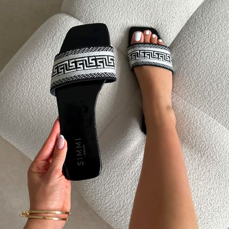 Channel Sandals, Off Duty Outfits, Clothing Guide, Glam Girl, Women's Heels, Heels Shoes, Flat Design, Womens Heels, Slide Sandals