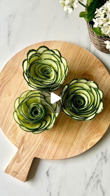 704K likes, 1,384 comments - inspo_by_rio_ le  August 17, 2022: "How to make cucumber roses💚 So many of you are wondering how I made the cucumber rose for my..." Cucumber Roses How To Make, Cucumber Rose, Chacuterie Board, Charcuterie Board Meats, Charcuterie Appetizers, Charcuterie Ideas, Catering Trays, Fruit Trays, Peaceful Evening