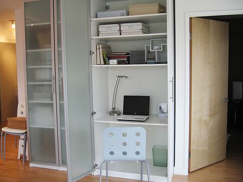 This is amazing. I WILL have a PAX wardrobe from Ikea when the crib is out of my room. And I WILL have a little office inside of it. :) Pax Hidden Desk, Ikea Pax Workstation, Ikea Pax Office Hack, Pax Desk Hack, Hidden Desks, Hidden Office, Black Office Furniture, Room Cinema, Armoire Ikea