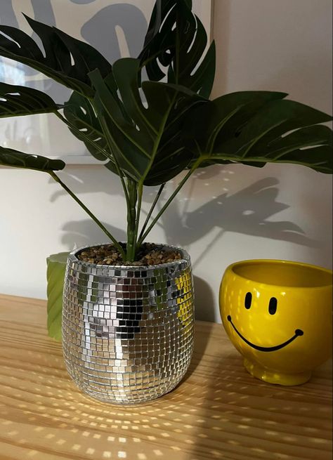 Mirror Disco Ball Decor, Disco Ball Plant Pot, Disco Ball Flower Pot, Disco Ball Mirror Diy, Mirror Ball Decorations, Disco Ball Bathroom, Disco Tile Diy, Diy Disco Decor, Mini Disco Ball Decor