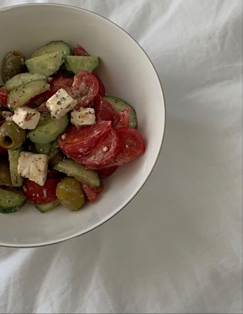 Salad Aesthetic, Healthy Food Inspiration, Easy Chicken Dinner Recipes, Healthy Food Motivation, Greek Salad, Food Is Fuel, Pretty Food, Food Cravings, Healthy Lunch