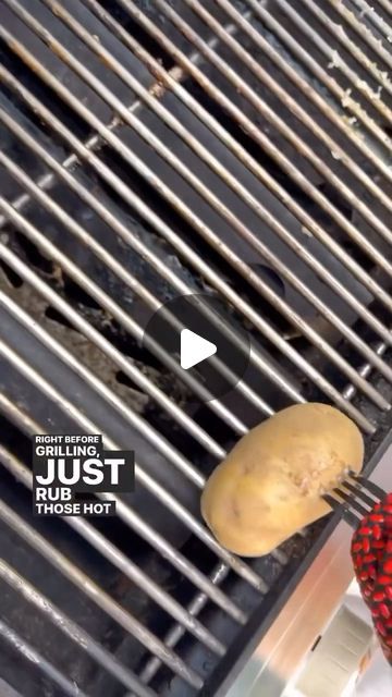 Grill Cleaning Hacks, Clean Bbq Grill Grates, Outdoor Grill Diy, Cleaning Bbq Grill, Recipes Grill, Barbeque Grill Design, How To Clean Bbq, Bbq Hacks, Diy Grill