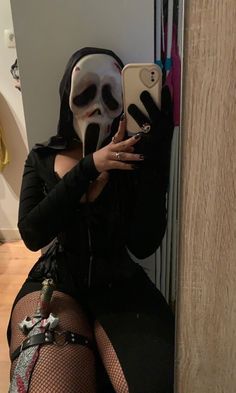 Ghost Face Rave Outfit, Scream Baddie Costume, Halloween Ghost Face Costume, Ghostface Cosplay Couple, Woman Scream Costume, Holloween Costume Ideas Scream, Womens Ghostface Costume, Ghostface Costume Man, Women’s Ghost Face Costume