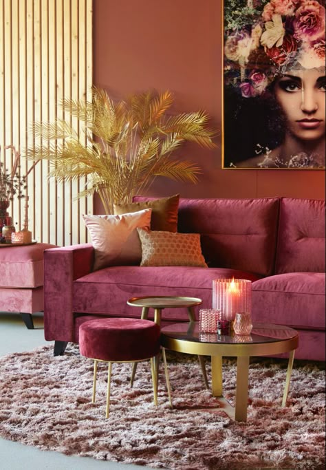 Maximalist Furniture, Living Room Decor Red, Mauve Living Room, Pink Sofa Living Room, Velvet Bank, Burgundy Living Room, Pink Living Room, Home Entrance, Pink Home Decor