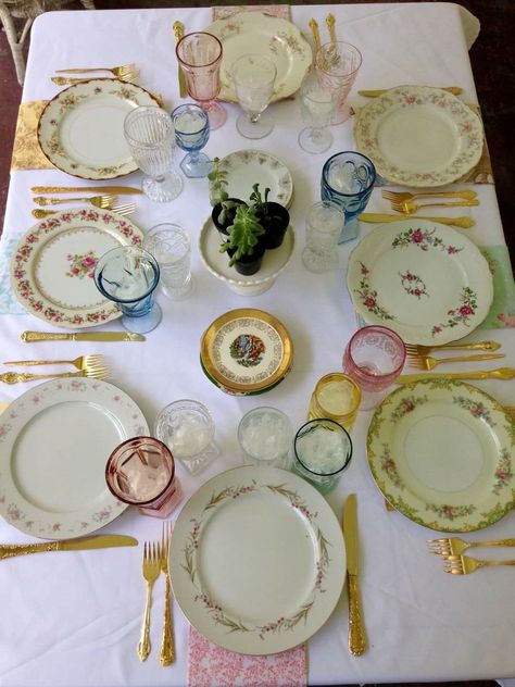 Vintage China Place Setting, Colorful China Plates, Mismatch Table Cloths Wedding, Wedding Table Mismatched China, Vintage Tableware Table Settings, Vintage Tablescapes Mismatched China, Dinner Party Plate Setting, Mix Match Dinnerware Table Settings, Mismatched Vintage Plates