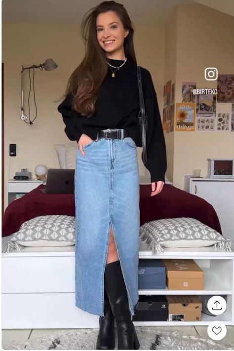 Long Skirts Outfit 2023, Long Denim Jean Skirt Outfits, Denim Maxi Skirt Fall Outfit, Fall Denim Maxi Skirt Outfits, Long Jean Skirt Winter Outfit, Split Denim Skirt Outfit, Styling Midi Denim Skirt, Long Jean Skirt Fall Outfits, Style Denim Midi Skirt