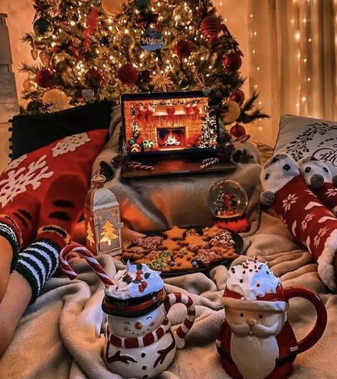 Cozy Christmas Birthday, Warm Christmas Aesthetic Decor, Christmas Vibes Aesthetic Cozy, Cozy Christmas Vibes, Aestethic Christmas, Comfy Christmas, X Mas Aesthetic, Christmas Cosy Aesthetic, Christmas Room Inspo Cozy