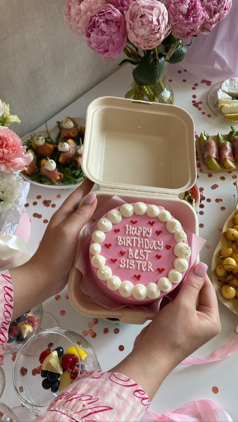 Bento Cake Pink, Birthday Lunchbox Cake, Pink Bento Cake, Bento Box Cake, Lunchbox Cake, Bento Cake, Mini Cakes Birthday, Creative Birthday Cakes, Pretty Birthday Cakes