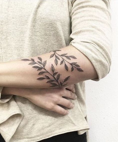 Laurel Tattoo, Blatt Tattoos, Fall Leaves Tattoo, Black People Tattoos, Plant Tattoos, Tattoo Ideas Males, Wrap Tattoo, Clever Tattoos, Mens Shoulder Tattoo