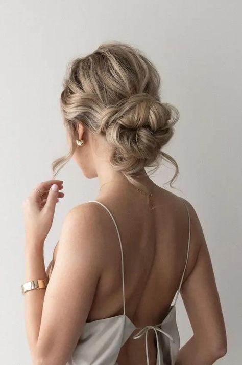 Hairstyle Wedding Bridesmaid, Easy Messy Updo, Simple Low Bun, Messy Hair Updo, Prom Hairstyles Updos, Hairstyle Wedding, Easy Updo Hairstyles, Simple Prom Hair, Romantic Updo