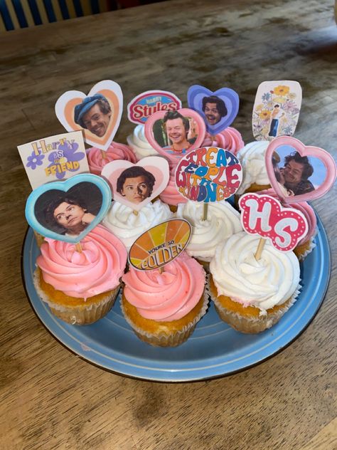 Harry Styles Birthday Party Ideas Decoration, Harry Styles Bday Party, Harry Styles Food, Harry Styles Birthday Ideas, Harry Styles Bachelorette Party, Harry Styles Inspired Cake, Harry Styles Cupcakes, Harry Styles Themed Birthday Party, Harry Styles Birthday Party Ideas