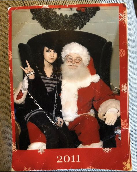 Emo Christmas, Christmas Alternative, Emo People, Emo Princess, 2000s Emo, Goth Scene, Emo Girl, Emo Memes, Santa Photos