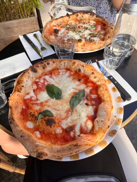 #paris #vacation #lunch #lunchideas #pizza #aesthetic Paris Lunch Aesthetic, Luxury Lunch Aesthetic, Greece Aesthetic Food, Money Girl Aesthetic, Old Money Girl Aesthetic, Idol Oc, Old Money Girl, Lunch In Paris, It Girl Vibes