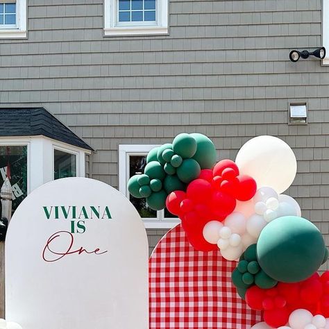 Italian Theme Balloon Garland, Italian Backdrop Ideas, Italian Themed Balloon Arch, Pizzeria Themed Birthday Party, Pizza Party Balloons, Pizza Party Backdrop, Italian Restaurant Birthday Party, Little Meatball First Birthday, Pizza Balloon Garland