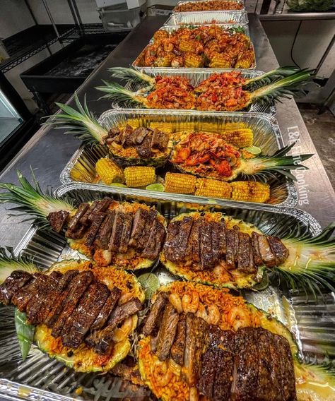 Carribean Food Catering, Soul Food Catering Set Up, Catered Dinner Party, Polynesian Food Luau Party, Summer Parties Ideas, Dinner Catering Ideas, Catered Food Ideas, Food Ideas For Birthday Parties, Cooking Pineapple