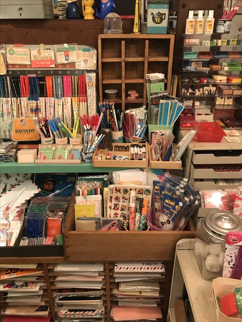 Hobbie Room Ideas, Ways To Organize Art Supplies, Stationary Store Aesthetic, Craft Store Aesthetic, Stationary Station, Drawing Station, Art Setup, Art Cabinet, Stationery Obsession