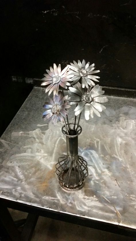 Daisies and vase TIG welded in stainless steel Flower Welding Art, Welded Metal Flowers, Welded Bar Stools, Welding Art Flowers, Welded Flower Bouquet, Welding Projects Flowers, Cute Welding Projects For Girlfriend, Metal Flower Bouquet, Flower Welding Projects