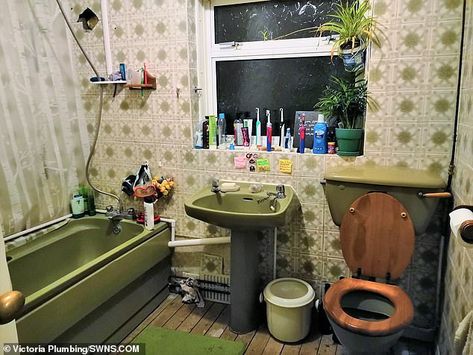 Avocado Bathroom Suite Ideas, Avocado Bathroom Suite Makeover, Avocado Green Bathroom, 1980 Bathroom, Avocado Bathroom, 70s Toilet, Indie Bathroom, Avocado Bathroom Suite, Green Bathroom Suite Retro