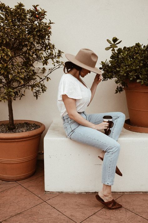 Beige Cowboy Hat Outfit, Tan Hat Outfit Summer, Cream Wide Brim Hat Outfit, Fedora Hat Outfit Spring, Tan Hat Outfit, White Hat Outfit, Hat Outfit Spring, Felt Hat Outfit, Fedora Hat Outfits