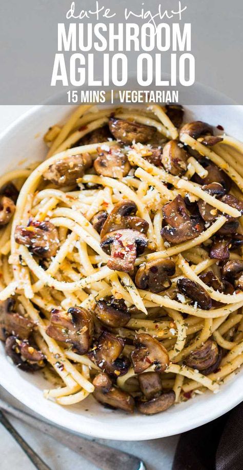 Spaghetti Aglio Olio Recipe, Olio Pasta, Mushroom Spaghetti, Traditional Spaghetti, Spaghetti Aglio Olio, Easy Pasta Sauce, Resep Pasta, Spaghetti Aglio, Sautéed Mushrooms