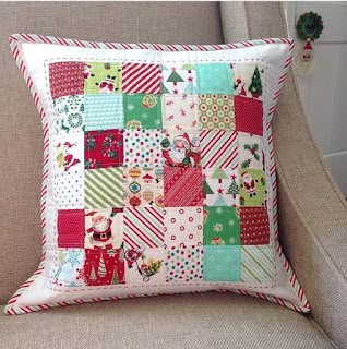 Everyday Celebrations: Simple Patchwork Pillows - FREE Pattern Christmas Quilted Cushion Covers, Christmas Pillow Covers Diy Free Pattern, Christmas Quilted Pillows, Quilted Pillow Pattern, Quilted Christmas Pillow, Christmas Patchwork Ideas, Christmas Quilt Pillow, Patchwork Pillowcase, Quilted Pillowcase