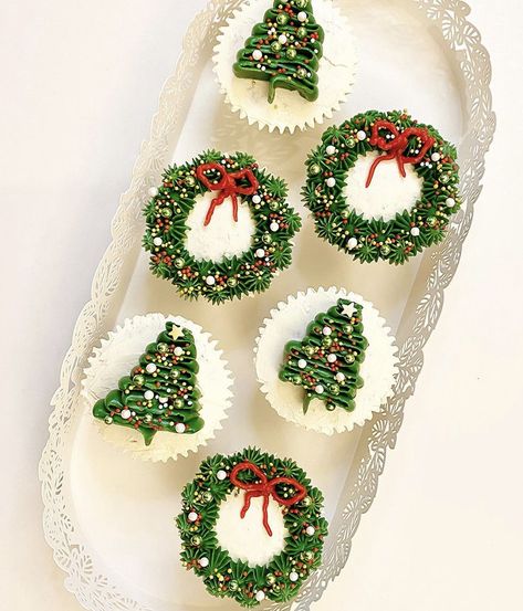 Christmas Ornament Cupcakes, December Cupcakes Ideas, Christmas Wreath Cupcakes, Christmas Cupcakes Ideas Decoration, Elf On The Shelf Cupcakes, Christmas Buttercream Cupcakes, Christmas Decorated Cupcakes, December Cupcakes, Xmas Cupcake Ideas