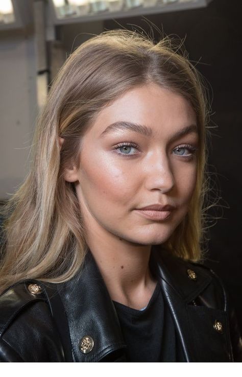 Gigi Hadid Hair, Dark Blonde Hair Color, Balayage Blonde, Dirty Blonde Hair, Ash Blonde Hair, Dark Blonde Hair, Honey Hair, Balayage Hair Blonde, Blonde Hair With Highlights