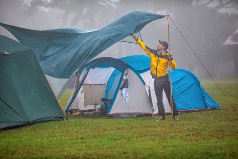 How To Stay Dry While Camping and Backpacking in Wet Weather Zelt Camping Hacks, Best Family Tent, Auto Camping, Tent Camping Hacks, Camping In The Rain, Comfortable Camping, Camping Toilet, Waterproof Tent, Cool Tents