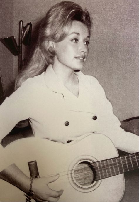 Dolly Parton Pictures, Beauty Makeup Photography, Western Aesthetic, Hello Dolly, Dolly Parton, Iconic Women, Vintage Beauty, Girl Crush, Sabrina Carpenter