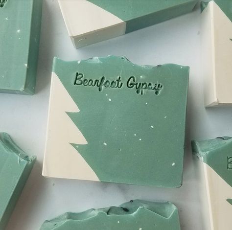 Cool Soap Designs, Christmas Cold Process Soap, Christmas Soap Diy, Cedarwood Soap, Christmas Soaps, Soap Design Ideas, Cold Process Soap Designs, Diy Soap Bars, Easy Soap Recipes