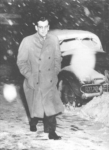 Popular bandleader, Glenn Miller trudging through the snow. Glenn Miller Orchestra, Dinah Shore, Glenn Miller, Life On The Road, Winter Images, Jazz Band, Vintage Mens Fashion, Old Music, Big Band