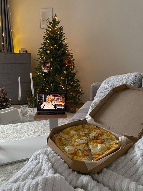 Christmas Pizza, Mantelpiece Decor, Christmas Dreaming, Favourite Season, Christmas Shoot, Cosy Christmas, Happy Winter, Winter Love, Warm Christmas