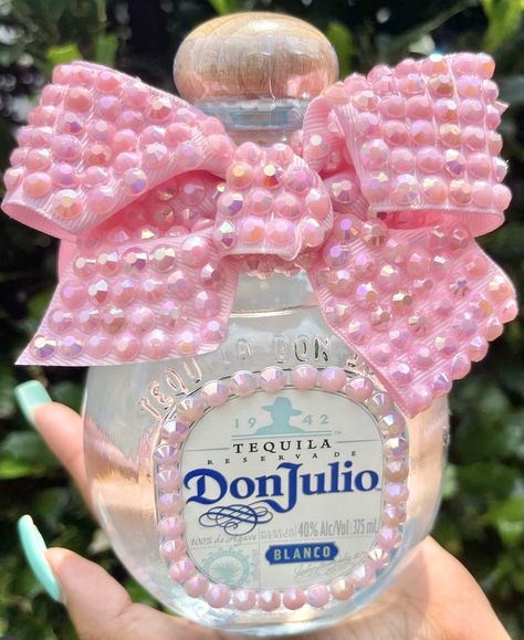 Bedazzled Things, Alcohol Bottle Decorations, Bedazzled Liquor Bottles, Glitter Bottles, Bedazzled Bottle, Alcohol Bottle Crafts, Decorated Liquor Bottles, Quinceanera Makeup, Bottle Decorations