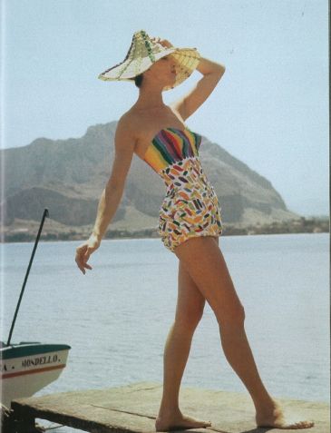 Emilio Pucci swimsuit design (what about that hat?!!) circa 1950s Pucci Swimsuit, Summer Vintage Outfits, Vintage Bathing Suit Patterns, Vestidos Pin Up, Trendy Swimwear Bikinis, Pucci Vintage, Vintage Swim, Best Swimwear, Retro Swimsuit