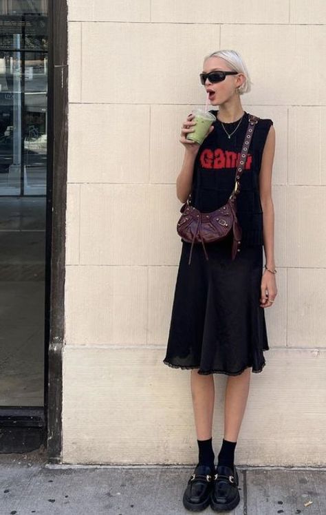 Spring 2023 Aesthetic, Body Bag Outfit, Ganni Outfit, Outfit Ideas Cold Weather, Outfit Sweater Vest, Black Midi Skirt Outfit, Outfit Ideas Cold, Cross Body Bag Outfit, Red And Black Outfit